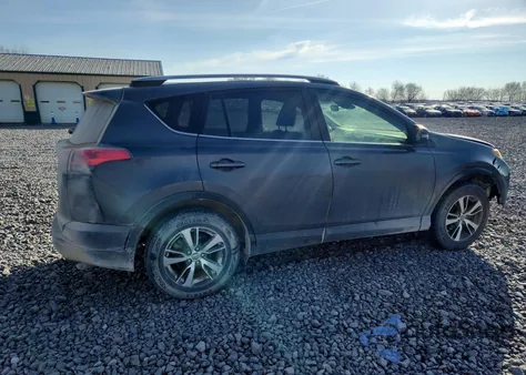 2017 Toyota Rav4 Xle z USA, uszkodzony, nr VIN JTMRFREV8HJ153407